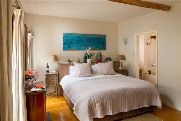 Old Barn ground floor bedroom with ensuite bathroom 